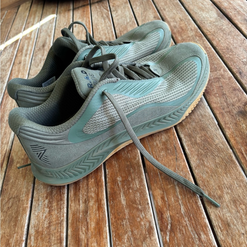 Stylish Athletic Sneakers in Gray and Green